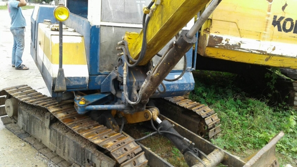 ขายรถแบคโฮ KOMATSU PC30-5 มีเก๋ง ราคา 200000