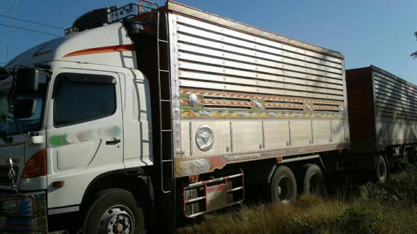 ขายรถพ่วง 22 ล้อ สวยๆมาอีกแล้วครับ  เป็นแม่-ลูก รถใช้งานอยู่ กระบะเนียมคอกเกษตรดั้ม อู่.สมศักดิ์ บอดีคาร์ HINO 380 ปี.54 ยาง 70-80\% ราคา.2650000 สนใจรีบจองด่วนครับ โทร.ID.0813531946 รถอยู่เพชรบูรณ์