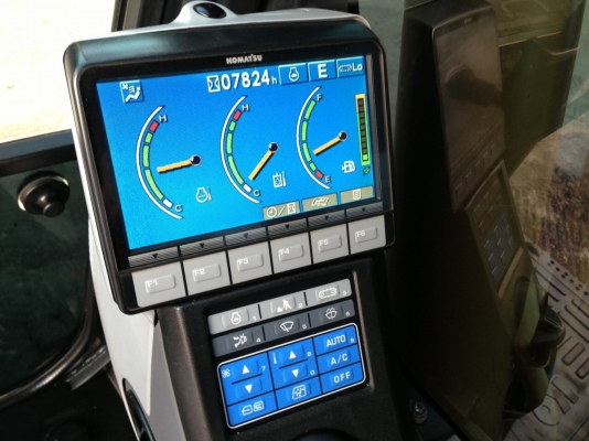 ขายด่วน!!Komatsu PC200-8 สภาพสวยค่ะ