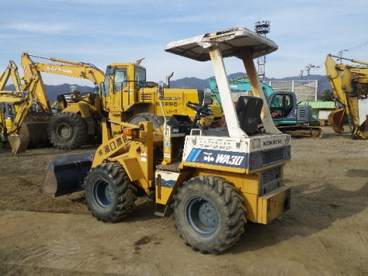 ขาย : รถตัก ยี่ห้อ : KOMATSU  รุ่น : WA30-2