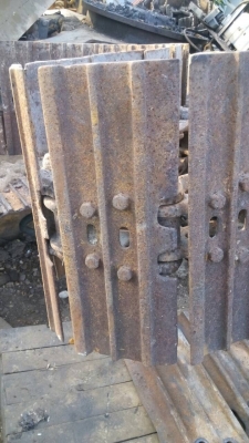 ขายโซ่พร้อมแผ่น รถแมคโค SK-60-3 สภาพตามรูป ขายคู่ละ 35000 สนใจรีบนะครับ