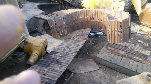 ขายโซ่พร้อมแผ่น รถแมคโค SK-60-3 สภาพตามรูป ขายคู่ละ 35000 สนใจรีบนะครับ