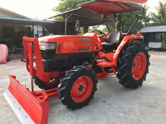 ขายรถไถคูโบต้า L4508. 4WD2เพลา พร้อมอุปกรณ์ ใบมีดดันดินและผานพรวน ราคา 285,000 บาท พร้อมส่งฟรีถึงบ้าน โทรสอบถามได้เลยค่ะ 081-9136451 ขอดูรูปทาง Line:Bow6451  รถสวย สภาพพร้อมใช้งาน ทุกระบบสมบูรณ์ ชั่วโมงทำงาน 1,200 ชั่วโมง  เครื่องดี เกียร์ดี ยางดีทั้ง 4 เ