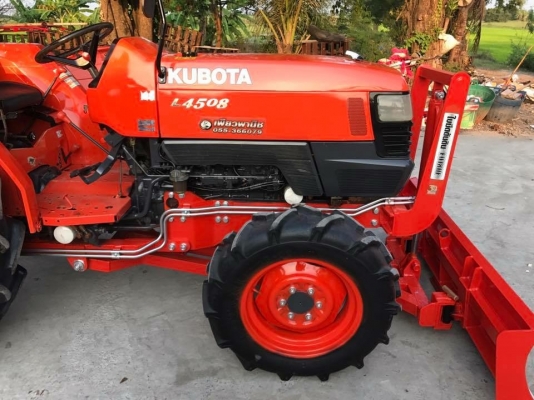 ขายรถไถคูโบต้า L4508. 4WD2เพลา พร้อมอุปกรณ์ ใบมีดดันดินและผานพรวน ราคา 285,000 บาท พร้อมส่งฟรีถึงบ้าน โทรสอบถามได้เลยค่ะ 081-9136451 ขอดูรูปทาง Line:Bow6451  รถสวย สภาพพร้อมใช้งาน ทุกระบบสมบูรณ์ ชั่วโมงทำงาน 1,200 ชั่วโมง  เครื่องดี เกียร์ดี ยางดีทั้ง 4 เ