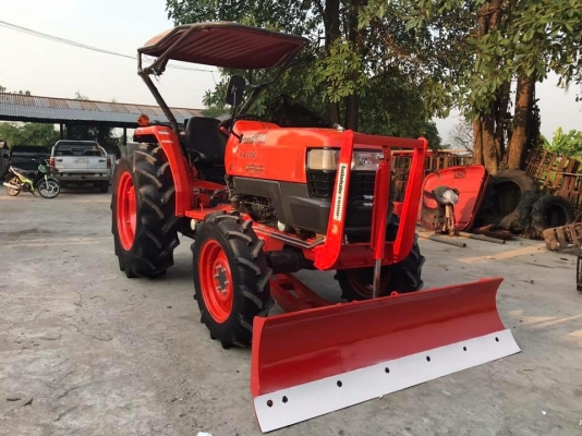 ขายรถไถคูโบต้า L4508. 4WD2เพลา พร้อมอุปกรณ์ ใบมีดดันดินและผานพรวน ราคา 285,000 บาท พร้อมส่งฟรีถึงบ้าน โทรสอบถามได้เลยค่ะ 081-9136451 ขอดูรูปทาง Line:Bow6451  รถสวย สภาพพร้อมใช้งาน ทุกระบบสมบูรณ์ ชั่วโมงทำงาน 1,200 ชั่วโมง  เครื่องดี เกียร์ดี ยางดีทั้ง 4 เ
