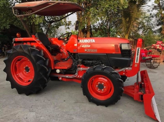 ขายรถไถคูโบต้า L4508. 4WD2เพลา พร้อมอุปกรณ์ ใบมีดดันดินและผานพรวน ราคา 285,000 บาท พร้อมส่งฟรีถึงบ้าน โทรสอบถามได้เลยค่ะ 081-9136451 ขอดูรูปทาง Line:Bow6451  รถสวย สภาพพร้อมใช้งาน ทุกระบบสมบูรณ์ ชั่วโมงทำงาน 1,200 ชั่วโมง  เครื่องดี เกียร์ดี ยางดีทั้ง 4 เ