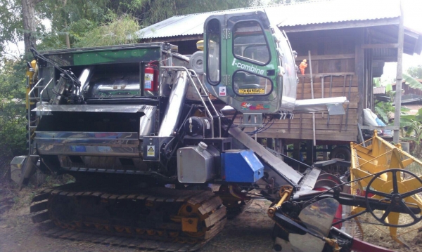 รถเกี่ยวข้าวไอคอมไบ ปี59 สภาพสวยรถ1เดือน ไช้น้อยเกี่ยวเฉพาะนาปีเดินเบาคล่องลุยหล่มดี ช่วงล่างเต็มพร้อมลงงาน รถเกี่ยวข้าวไอคอมไบ ปี59 สภาพสวยรถ1เดือน ไช้น้อยเกี่ยวเฉพาะนาปีเดินเบาคล่องลุยหล่มดี ช่วงล่างเต็มพร้อมลงงาน