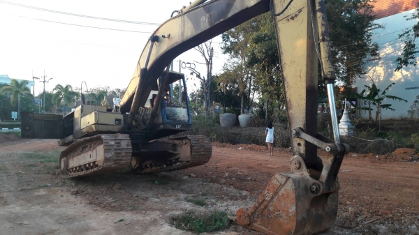 ขายCat E200B สภาพสวยพร้อมใช้ สนใจติดต่ออ๊อฟพิจิตร086-737-9991