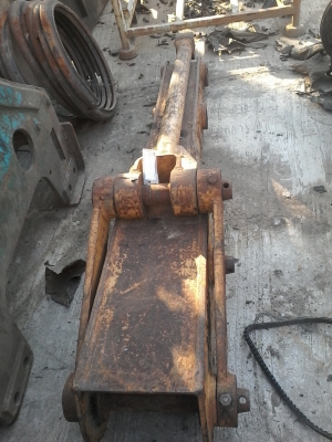 ขายด่วน///ตัวต่ออาร์ม 100-200 รูสลักบน60mm ระยะห่าง 85cm รูสลักล่าง 55 mm ระยะห่าง 225cm ขายราคา 23,000 บาท