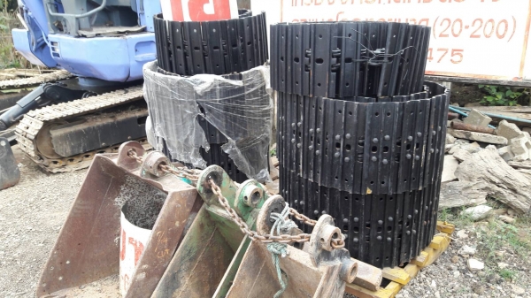 โซ่เหล็ก ของใหม่พร้อมแผ่น ใช้สำหรับ PC20,PC30 ราคาถูก สนใจติดต่อ 081-8833166 โซ่เหล็ก ของใหม่พร้อมแผ่น ใช้สำหรับ PC20,PC30 ราคาถูก สนใจติดต่อ 081-8833166