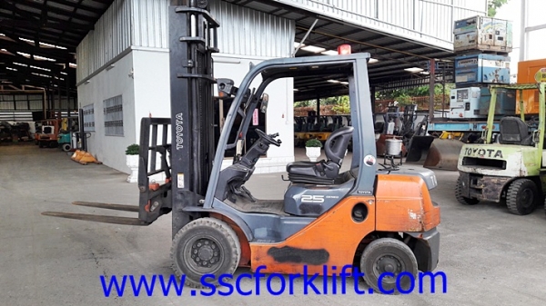 ขายรถยก TOYOTA 8FD25 เสาสูง 4 เมตร งาฮิ้งฟอร์ค ปี2011