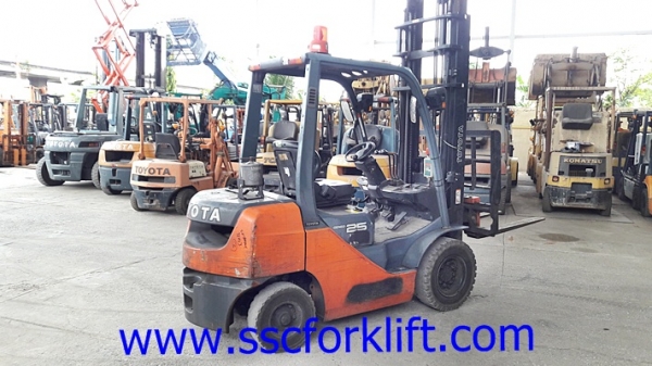 ขายรถยก TOYOTA 8FD25 เสาสูง 4 เมตร งาฮิ้งฟอร์ค ปี2011