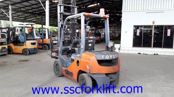 ขายรถยก TOYOTA 8FD25 เสาสูง 4 เมตร งาฮิ้งฟอร์ค ปี2011