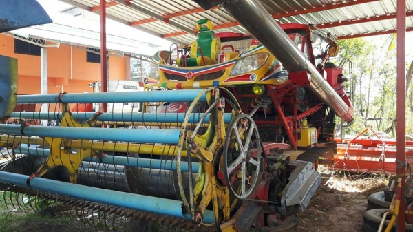 ขายรถเกี่ยวข้าวเกษตรพัฒนา ไอ้หนุ่มไวไฟปี53 เครื่องHINOJO 260เทอร์โบว์ ช่วงล่าง12โรงงาน ปั๊ม23 คอแสตนเลส เกี่ยวแต่นาปี