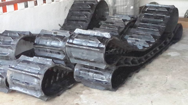 ตีนตะขาบรถเกี่ยวข้าวคูโบต้า รุ่น DC 68  ยี่ห้อบริสโตรน