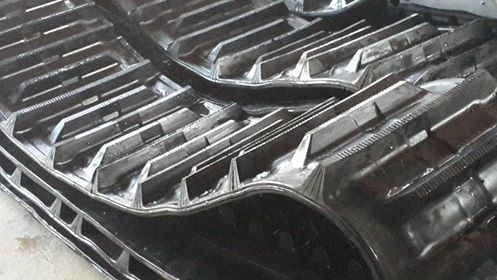 ตีนตะขาบรถเกี่ยวข้าวคูโบต้า รุ่น DC 68  ยี่ห้อบริสโตรน