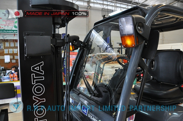 รถโฟล์คลิฟท์พร้อมขาย TOYOTA รุ่น  8FD35-10483 นำเข้าจากประเทศญี่ปุ่น 100\% ไม่เคยใช้งานในไทย
