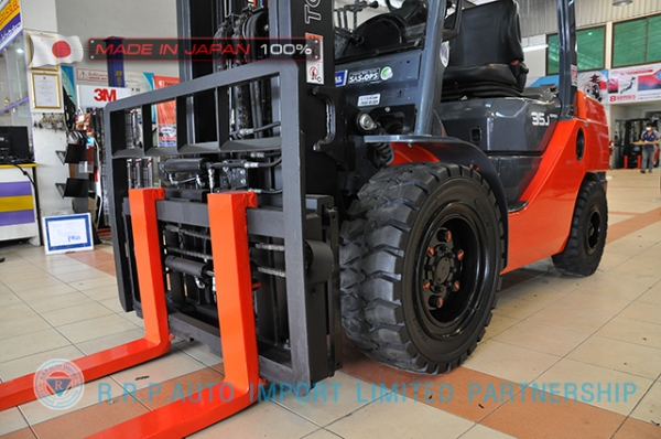 รถโฟล์คลิฟท์พร้อมขาย TOYOTA รุ่น  8FD35-10483 นำเข้าจากประเทศญี่ปุ่น 100\% ไม่เคยใช้งานในไทย