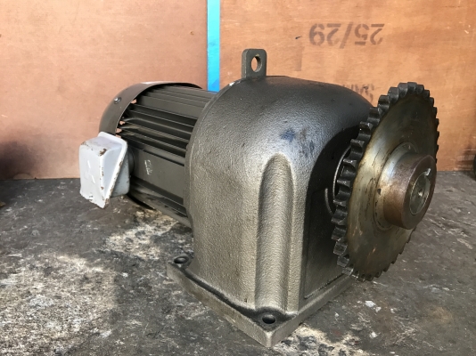 ขายมอเตอร์เกียร์ Mitsubishi 5HP. 380V made in Japan อัตราทด 1:15 เพลาออก 100รอบต่อนาที สภาพสวยมากเดิมๆ วิ่งนิ่ม พร้อมใช้งาน
