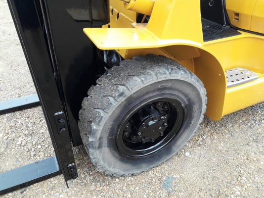 ขายรถยก MITSUBISHI  FD20 เครื่องดีเซล S45 เกียร์ธรรมดา ยางตันหน้าหลัง เสาสูง 3 เมตร ยกได้ 2 ตัน ติดต่อ 098-7962549