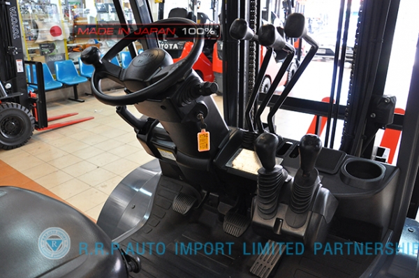 รถโฟล์คลิฟท์พร้อมขาย TOYOTA รุ่น  8FD25-11301 นำเข้าจากประเทศญี่ปุ่น 100\% ไม่เคยใช้งานในไทย