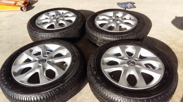 ขายล้อแม็ก nissan march 15" ยางป้ายแดงปี16 สนใจติดต่อ ก.เจริญการยางครับ 081-3747940