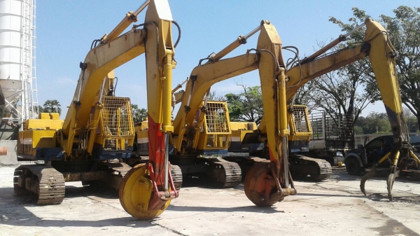 ขายรถแบคโฮ.KOMATSU PC200-2 รถสะภาพดี พร้อมใช้  ติดหัวกระแทก  ช่วงล้างดี เอวแน้น มูมฮาร์มสวย สีสวย ภายในสวย ราคา.600000 สนใจรีบจองด่วน โทร ID 081-3531946 ต่อ.บางนา รถอยู่สระบุรี