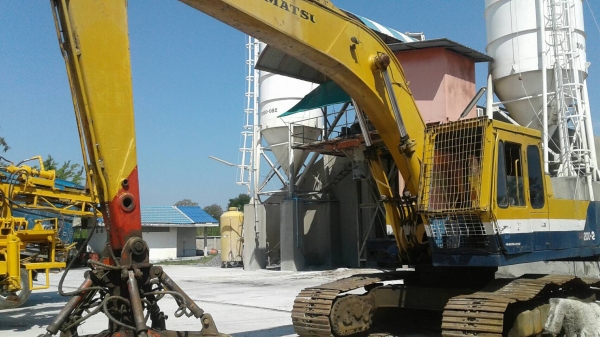 ขายรถแบคโฮ.KOMATSU PC200-2 รถสะภาพดี พร้อมใช้  ติดหัวกระแทก  ช่วงล้างดี เอวแน้น มูมฮาร์มสวย สีสวย ภายในสวย ราคา.600000 สนใจรีบจองด่วน โทร ID 081-3531946 ต่อ.บางนา รถอยู่สระบุรี