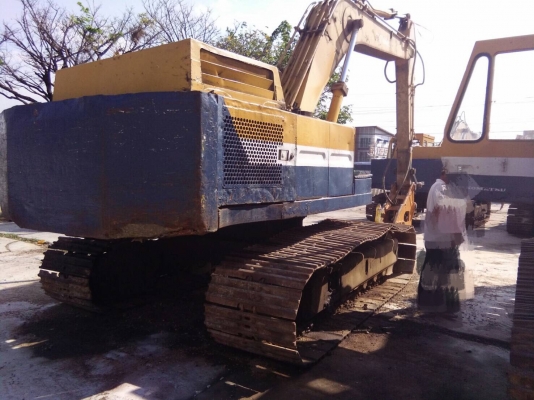 ขายรถแบคโฮ.KOMATSU PC200-2 รถสะภาพดี พร้อมใช้  ติดหัวกระแทก  ช่วงล้างดี เอวแน้น มูมฮาร์มสวย สีสวย ภายในสวย ราคา.600000 สนใจรีบจองด่วน โทร ID 081-3531946 ต่อ.บางนา รถอยู่สระบุรี