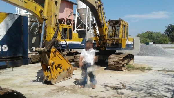 ขายรถแบคโฮ.KOMATSU PC200-2 รถสะภาพดี พร้อมใช้  ติดหัวกระแทก  ช่วงล้างดี เอวแน้น มูมฮาร์มสวย สีสวย ภายในสวย ราคา.600000 สนใจรีบจองด่วน โทร ID 081-3531946 ต่อ.บางนา รถอยู่สระบุรี