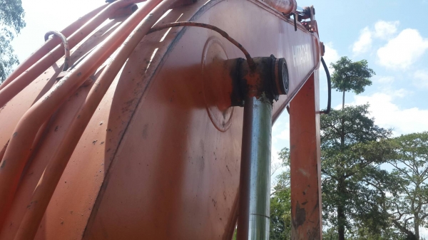 ขายรถแบคโฮ HITACHI EX200-3 เอกสารอินวอย ระบบไฟเต็ม ราคา 570000