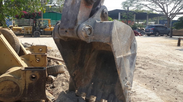 ขายรถแบคโฮ HITACHI EX200-3 เอกสารอินวอย ระบบไฟเต็ม ราคา 570000