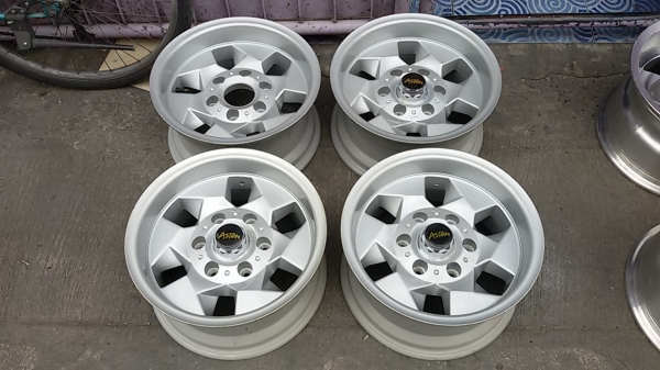 แม็ก Lemmerz Aston 15-6-139.7 กว้าง 7.5 นิ้ว ET-15 สภาพสวย ไม่คดไม่ดุ้ง ฝาไม่ครบ ราคา 4 วง  4,900 บาท