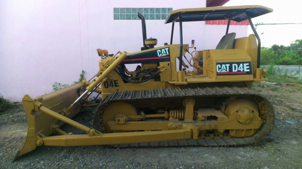 ขายรถแทรคเตอร์caterpillar D4E เครื่องดีโซ่ใหม่ ลอลเร่อใหม่ แผ่นแทคใหม่ เฟืองใหม่ สภาพพร้อมใช้มีเอกสา