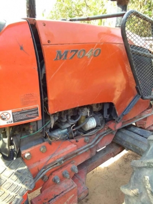 ขาย 375,000 KUBOTA M 7040 ปี 54  เครื่องดี เกียร์แรง  ยางดี. (ใบมีด-หาง 3 ) เอกสารเล่มทะเบียน รถอยู่ จ.อุบลราชธานี  090-772-3710 090-772-3708
