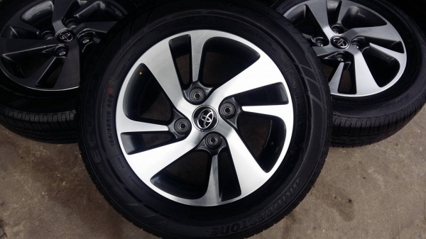 ขายล้อแม็กป้ายแดง avanza 15" ยางปี16สนใจติดต่อ ก.เจริญการยางครับ 081-3747940