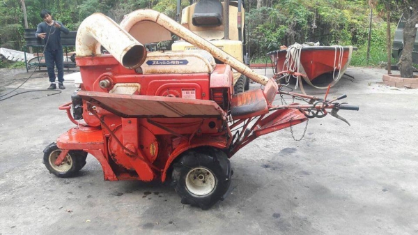 ขายรถนวดข้าวจากเชียงกง เครื่องติดเดินหน้าถอยหลังได้ครับ มาลองดูครับผมทำไม่เป็น ขาย 15000 บาท
