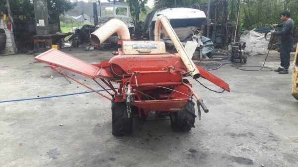 ขายรถนวดข้าวจากเชียงกง เครื่องติดเดินหน้าถอยหลังได้ครับ มาลองดูครับผมทำไม่เป็น ขาย 15000 บาท