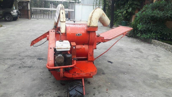 ขายรถนวดข้าวจากเชียงกง เครื่องติดเดินหน้าถอยหลังได้ครับ มาลองดูครับผมทำไม่เป็น ขาย 15000 บาท