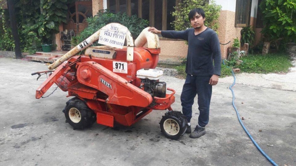 ขายรถนวดข้าวจากเชียงกง เครื่องติดเดินหน้าถอยหลังได้ครับ มาลองดูครับผมทำไม่เป็น ขาย 15000 บาท