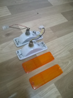 ขายชุดไฟเลี้ยวกันชนหน้า bmw e30 จำนวน1คู่ ราคา1200บาท โทร0924462525โส กทม