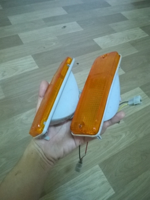 ขายชุดไฟเลี้ยวกันชนหน้า bmw e30 จำนวน1คู่ ราคา1200บาท โทร0924462525โส กทม