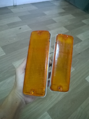 ขายชุดไฟเลี้ยวกันชนหน้า bmw e30 จำนวน1คู่ ราคา1200บาท โทร0924462525โส กทม