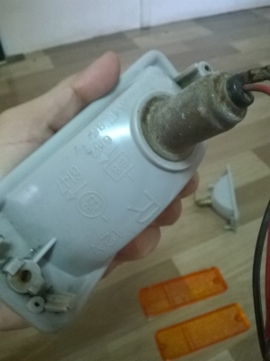 ขายชุดไฟเลี้ยวกันชนหน้า bmw e30 จำนวน1คู่ ราคา1200บาท โทร0924462525โส กทม