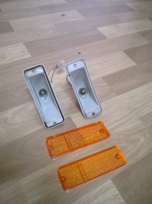 ขายชุดไฟเลี้ยวกันชนหน้า bmw e30 จำนวน1คู่ ราคา1200บาท โทร0924462525โส กทม