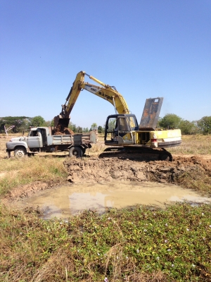ขายแม็คโคร KOBELCO SK 200 มาร์คทรี สภาพดีไฟฟ้าเต็ม เอกสารอินวอย อยู่โคราช 760,000บ. สนใจ 0835601591 หรือ 0903494058