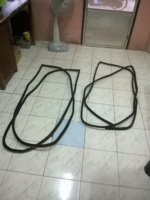 ขายกระดูกงู ขอบในประตู bmw e30 4ประตู จำนวน4เส้น ราคาคู่ละ1900บาท โทร0924462525โส กทม