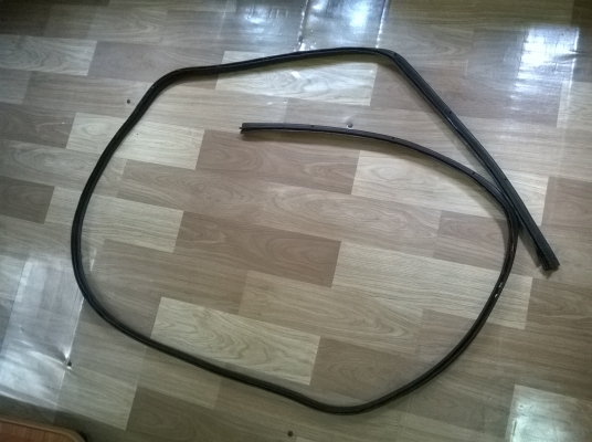 ขายขอบยางในฝากระโปรงหลัง bmw e30 แท้ จำนวน1เส้นยาวๆๆราคา800บาท โทร0924462525โส กทม