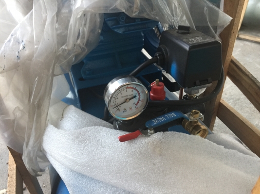 ขายปั๊มลม ขนาด200 ลิตร3สูบไฟ220โวลไฟ2สาย