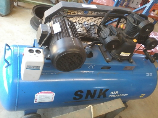 ขายปั้มลมใหม่แกะกล่อง ยี่ห้อ SNK  ขนาด200 ลิตร มอเตอร์ 3 สาย(ไฟ3เฟส  โรงงาน) 3KW/4HP 380V มีหลายตัว ขายราคา ตัวล่ะ15,000 บาท เท่านั้น